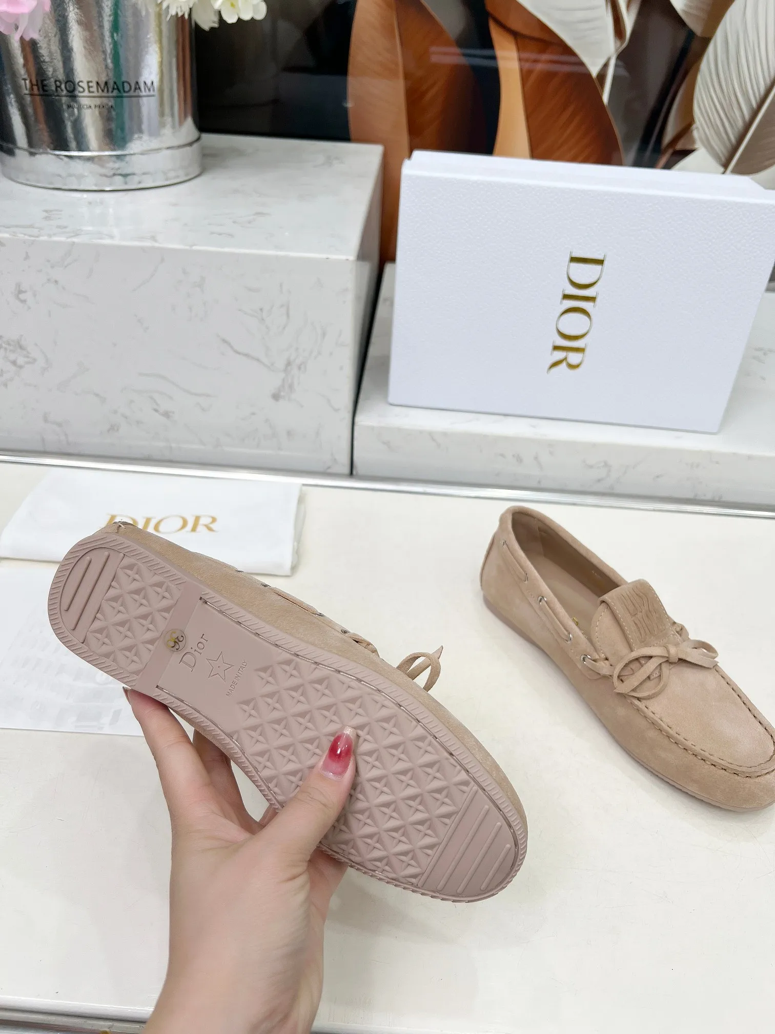 👟👟Ex-factory price 500👟👟 Dior's new spring and summer ultra-light jelly series loafers are brand new. The layout strives to create fashionable classic items. New products created at the first substantial show of Paris Fashion Week. The inspiration is cleverly combined by the D chief designer on the perfect shoe shape. Paired with brand buckles, it is even more fashionable! Original version, perfect and exquisite workmanship!  ✔️Upper: original fabric ✔️Inner lining: imported sheepskin lining ✔️Sole: original outsole ✔️Size: #35-41 (40 41 customized items are not returnable)